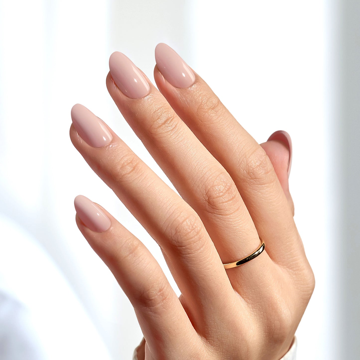 Lichte nude kleur gel press-on nagels in een short oval vorm