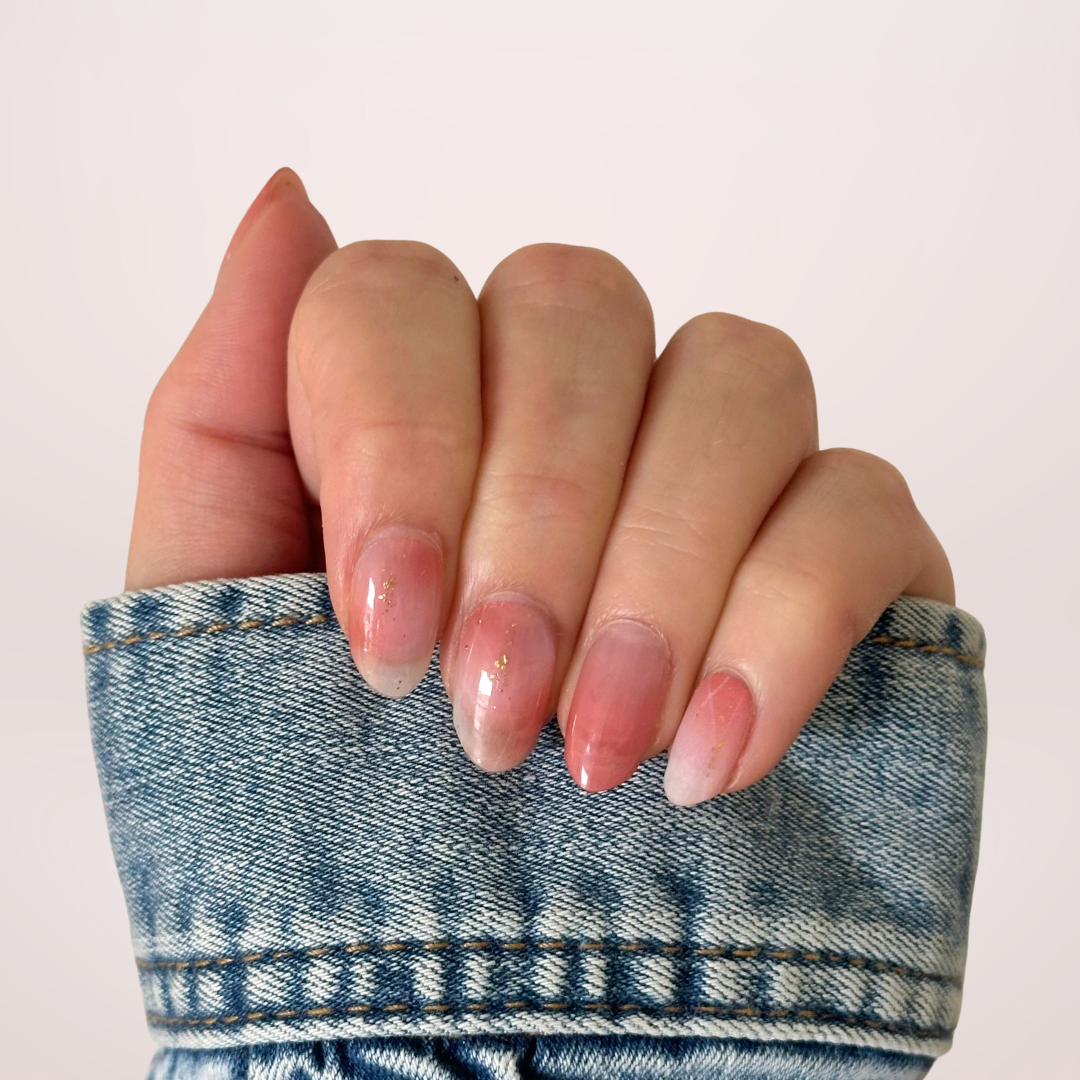 Neutrale semi-transparante roze marble nagels met subtiele gouden details voor een elegante manicure