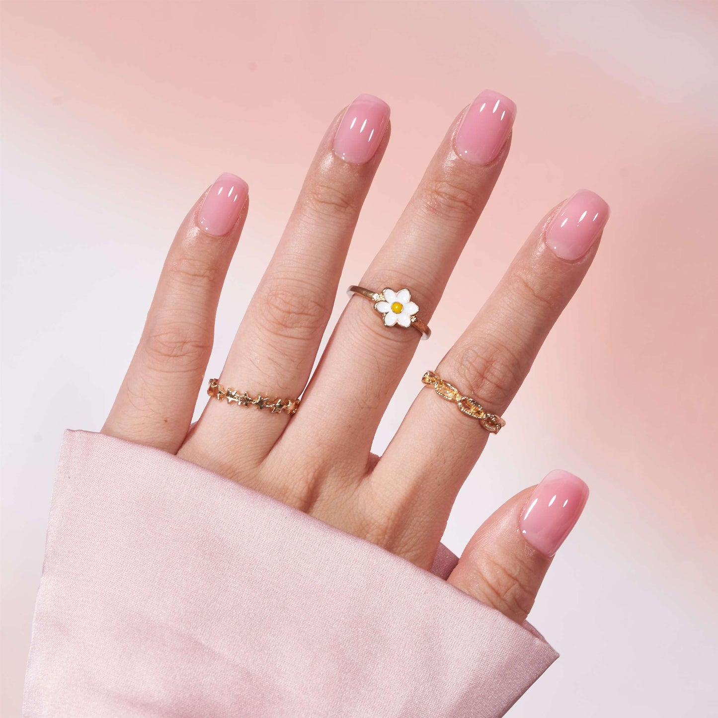 Short square press-on nagels in een effen roze kleur. De glanzende afwerking en speelse tint doen denken aan kauwgomballen, wat zorgt voor een frisse, vrouwelijke en tijdloze look.