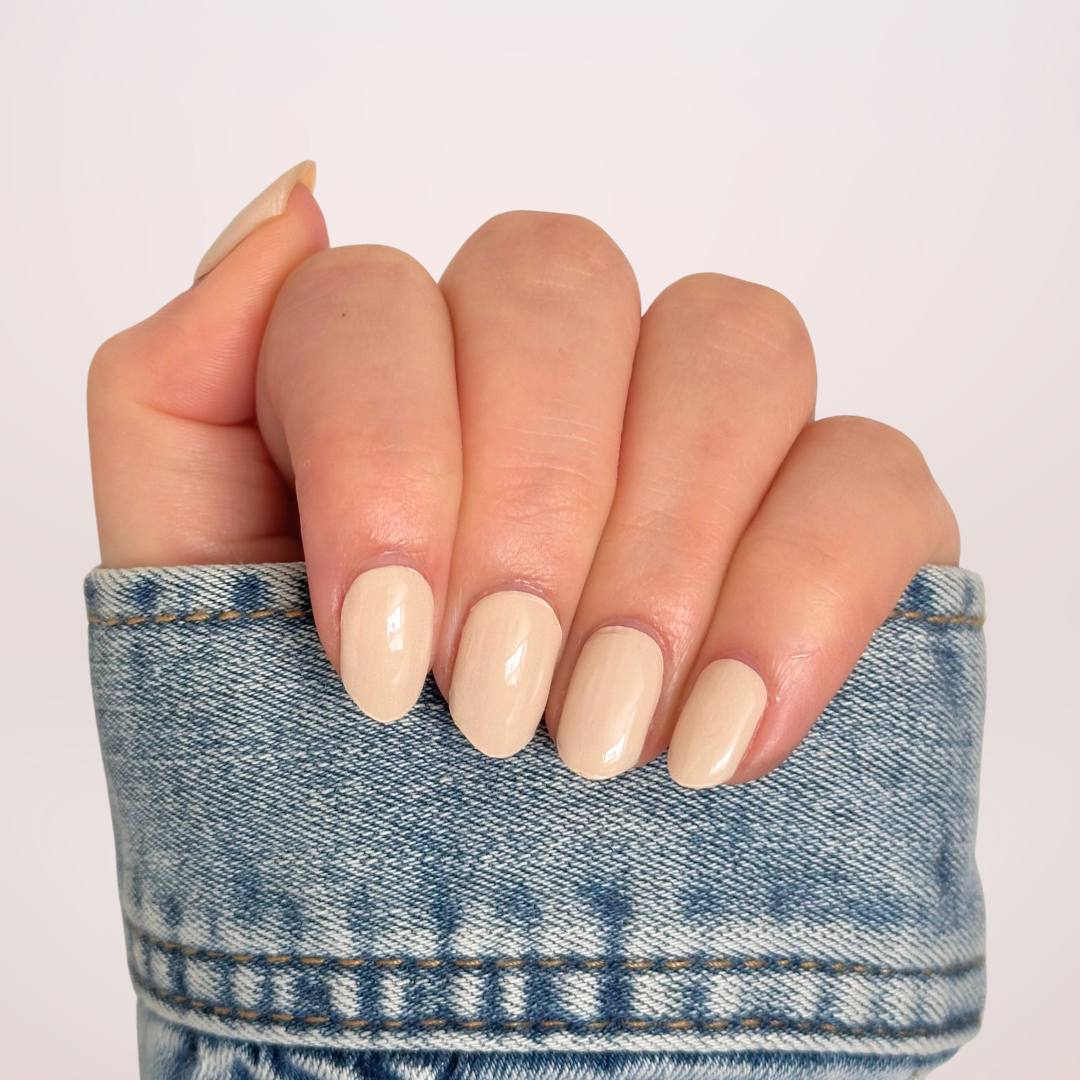 Beige effen gellakstickers voor een klassieke, verfijnde en tijdloze nagellook.