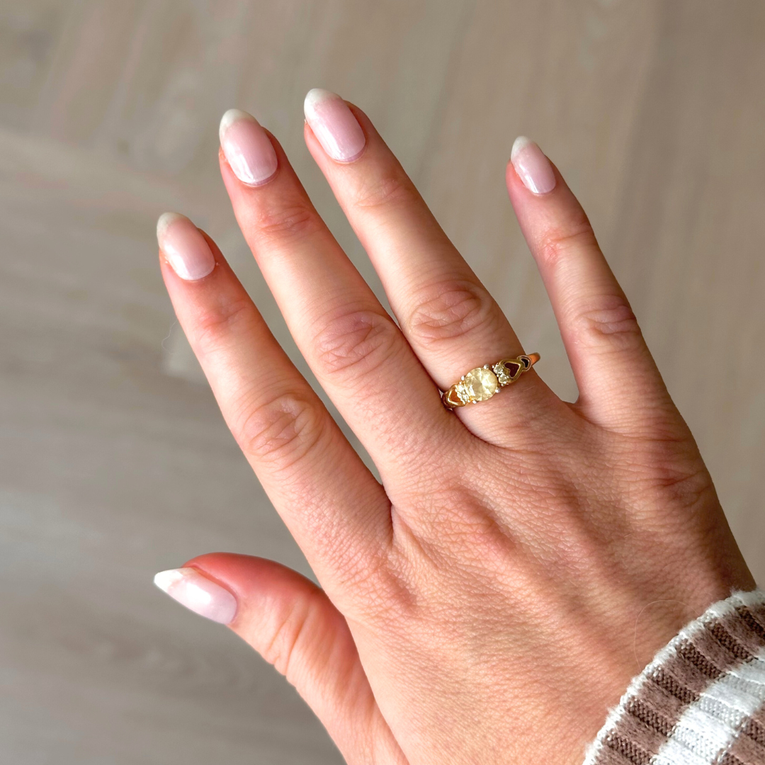 Semi doorzichtige melkkleurige gellaksticker voor een zachte, luxueuze glans en natuurlijke manicure