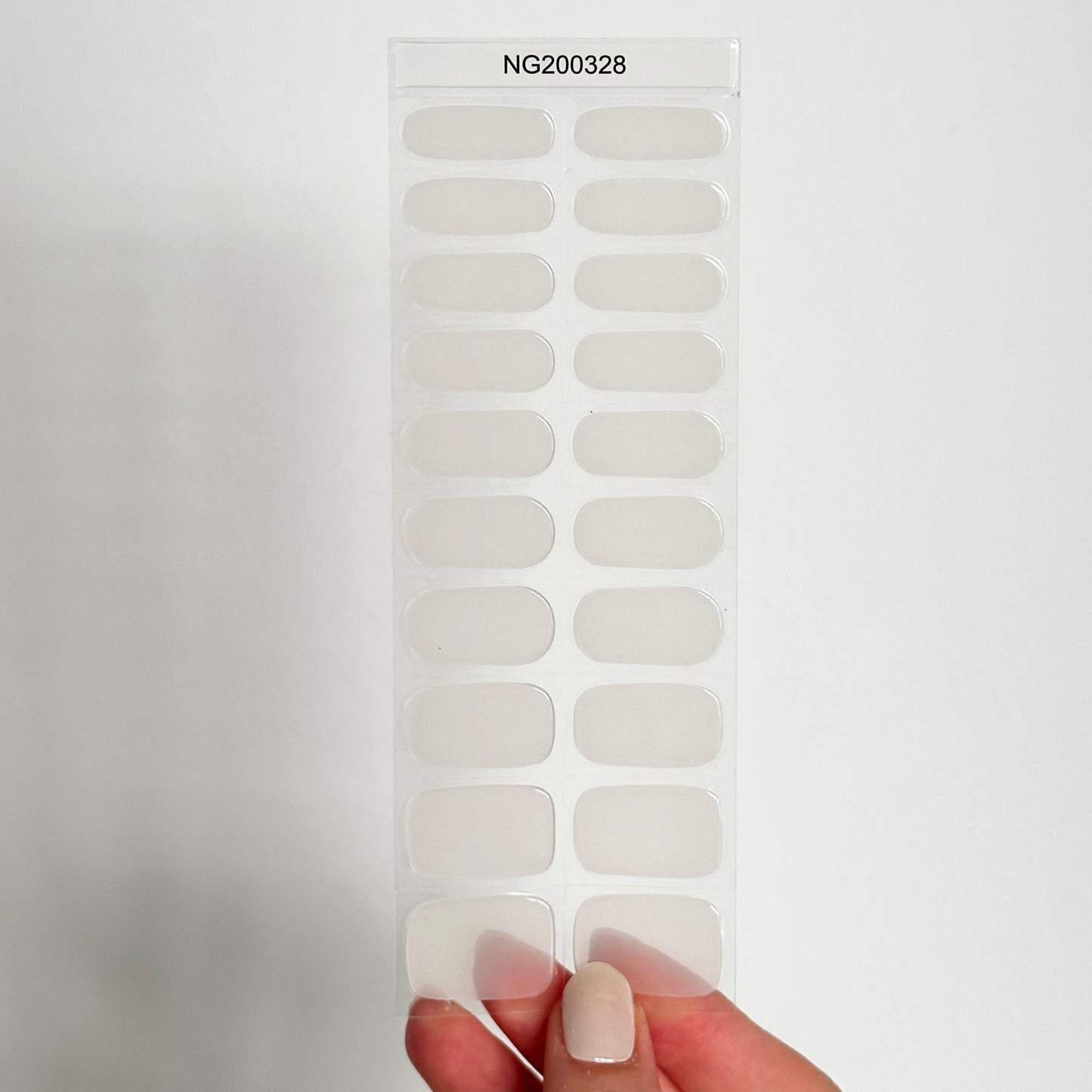 Subtiele doorzichtige melkkleurige gellaksticker voor een zachte, luxueuze glans en natuurlijke manicure