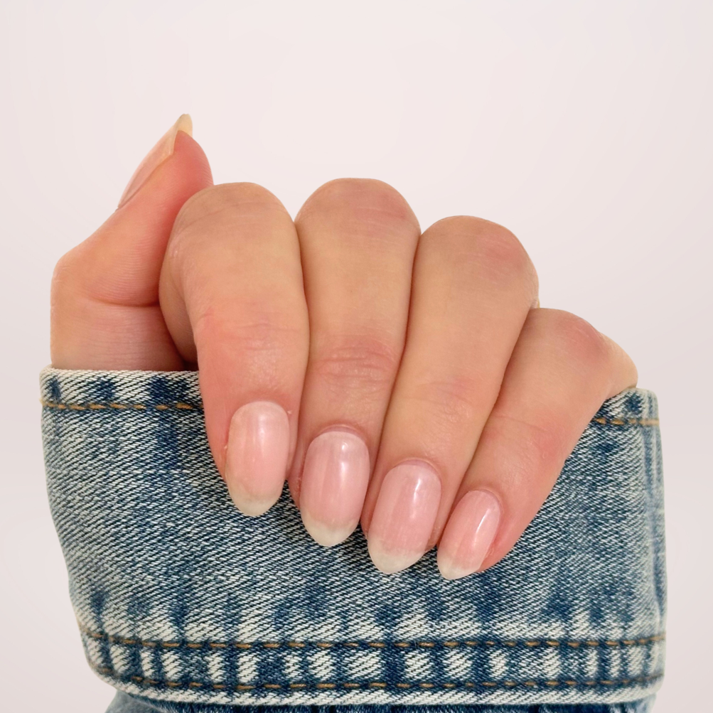 Semi doorzichtige melkkleurige gellaksticker voor een zachte, luxueuze glans en natuurlijke manicure