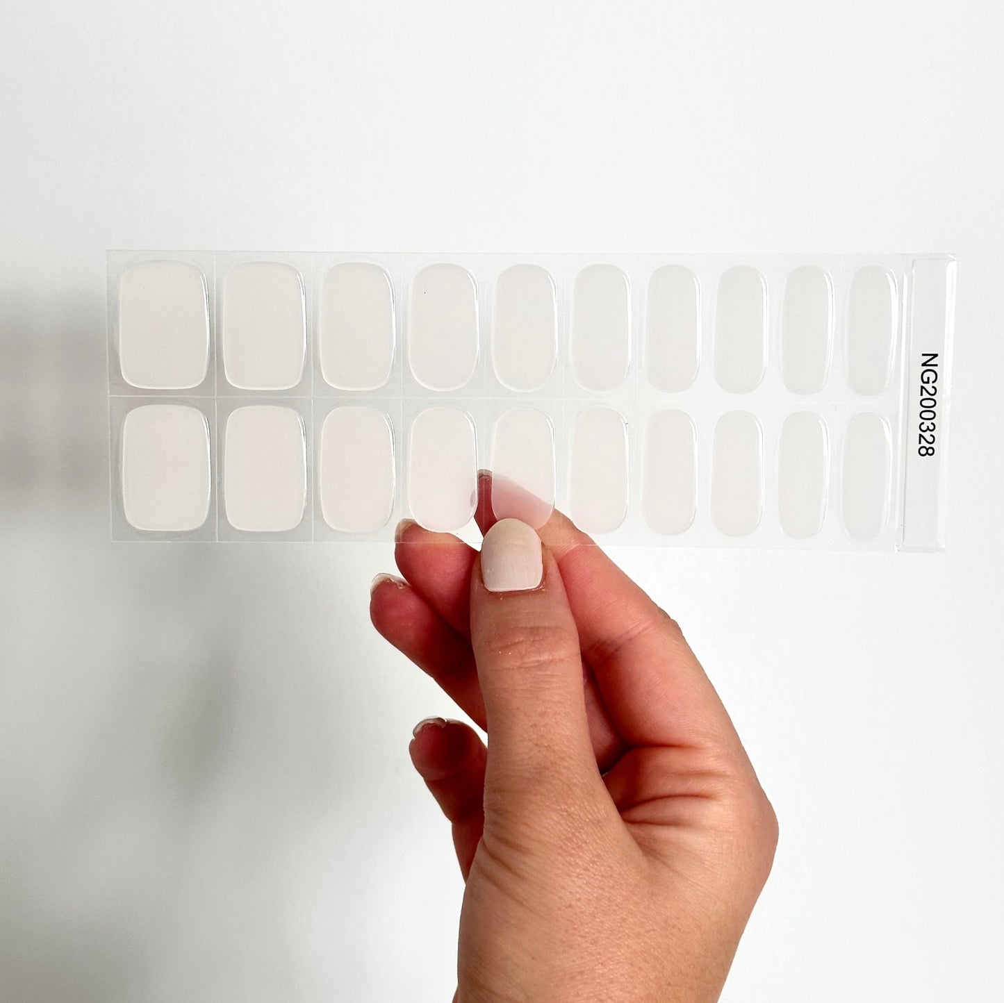 Subtiele doorzichtige melkkleurige gellaksticker voor een zachte, luxueuze glans en natuurlijke manicure
