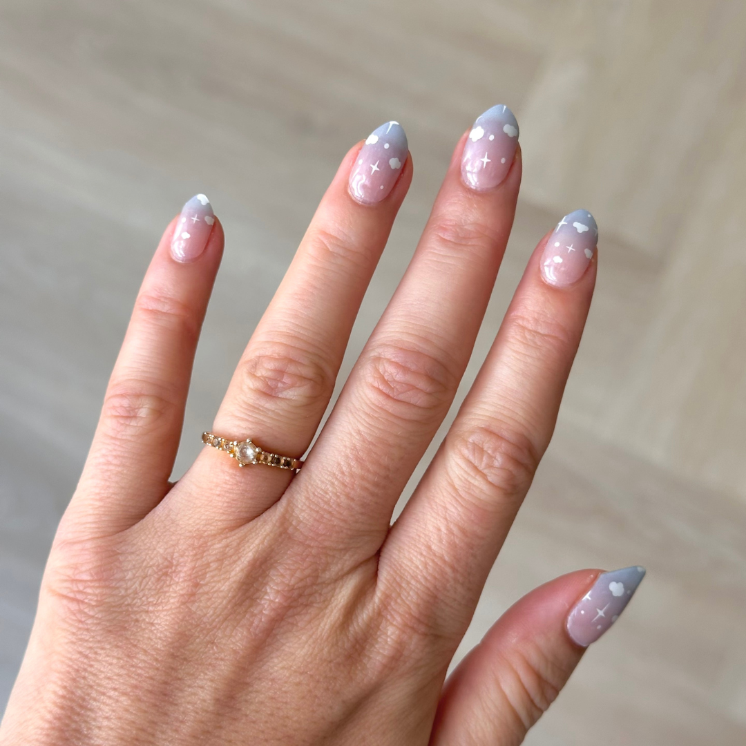 Zachte overgang van blauw naar wit/doorzichtig met kleine witte wolkjes voor een dromerige en verfijnde nail art gellaksticker