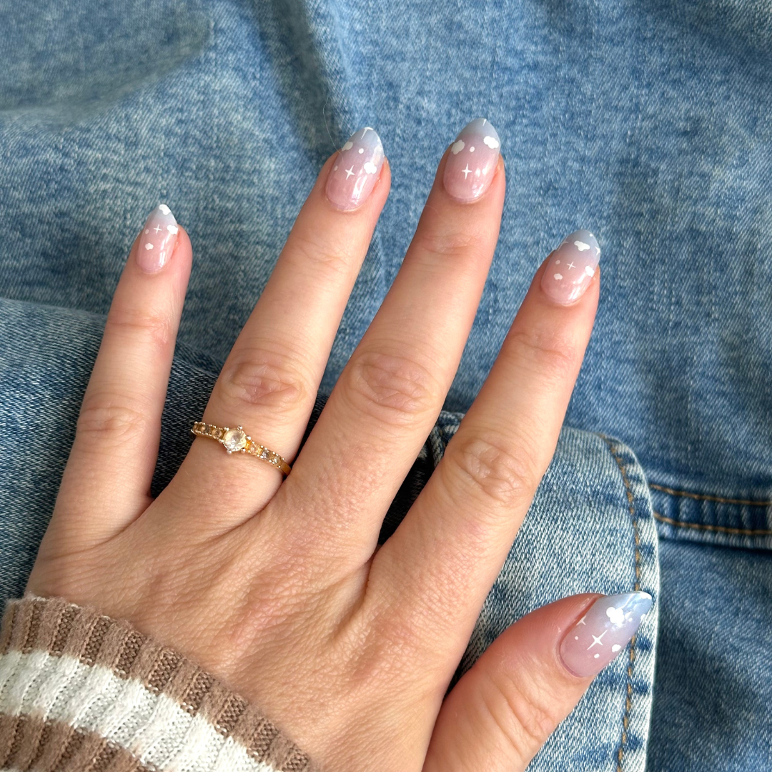 Zachte overgang van blauw naar wit/doorzichtig met kleine witte wolkjes voor een dromerige en verfijnde nail art gellaksticker