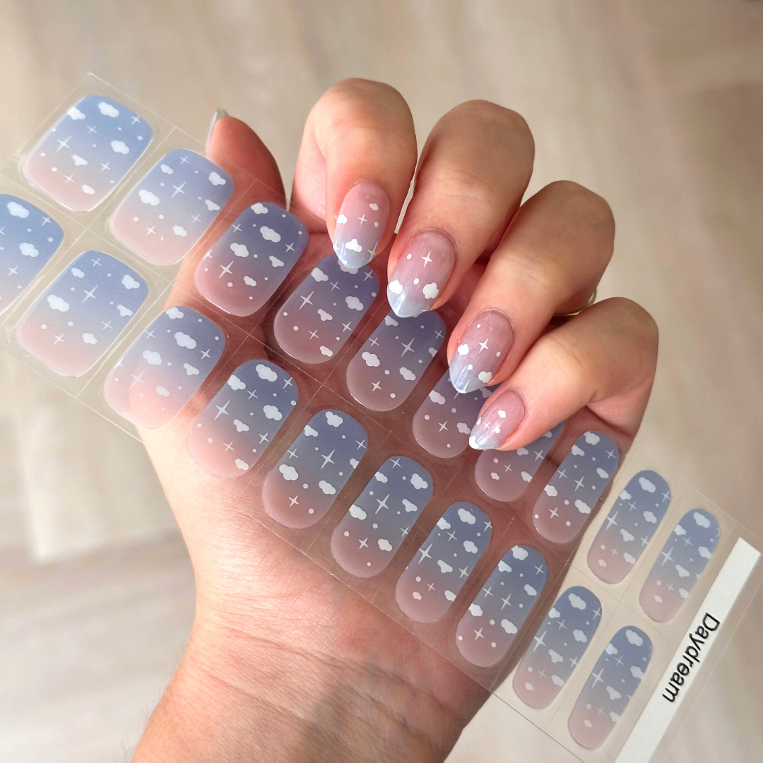Zachte overgang van blauw naar wit/doorzichtig met kleine witte wolkjes voor een dromerige en verfijnde nail art gellaksticker