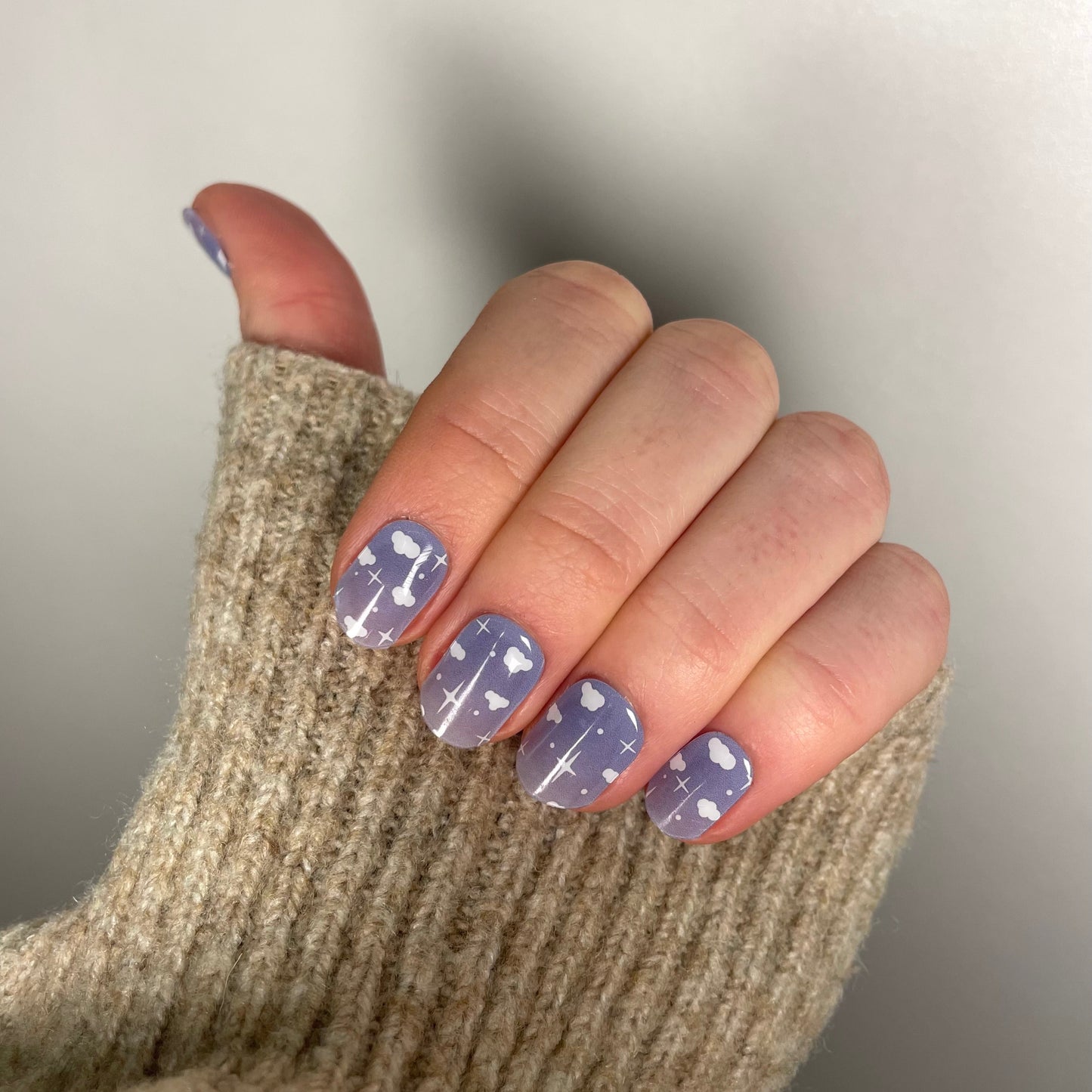 de gellaksticker heeft als basis een blauw naar wittige ombre, de andere foto's s de lichte kant onderaan opouwend naar donkerder blauw en op deze nagels zie je het andersom donker onderaan.