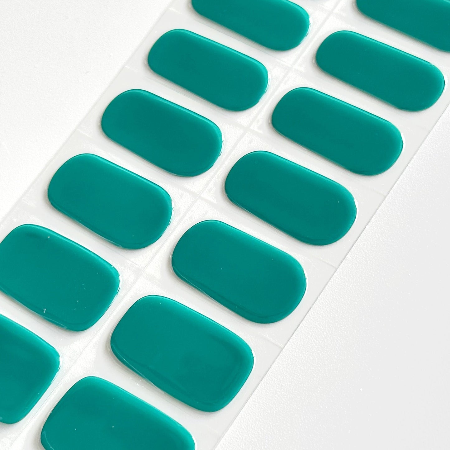 Diepe, rijke Emerald Green gellakstickers voor een luxueuze en gedurfde statement manicure