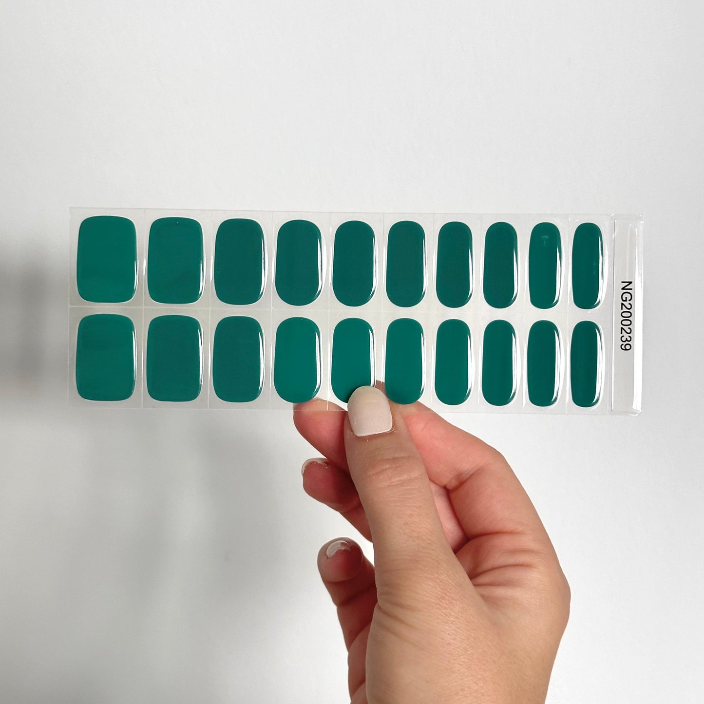 Diepe, rijke Emerald Green gellakstickers voor een luxueuze en gedurfde statement manicure