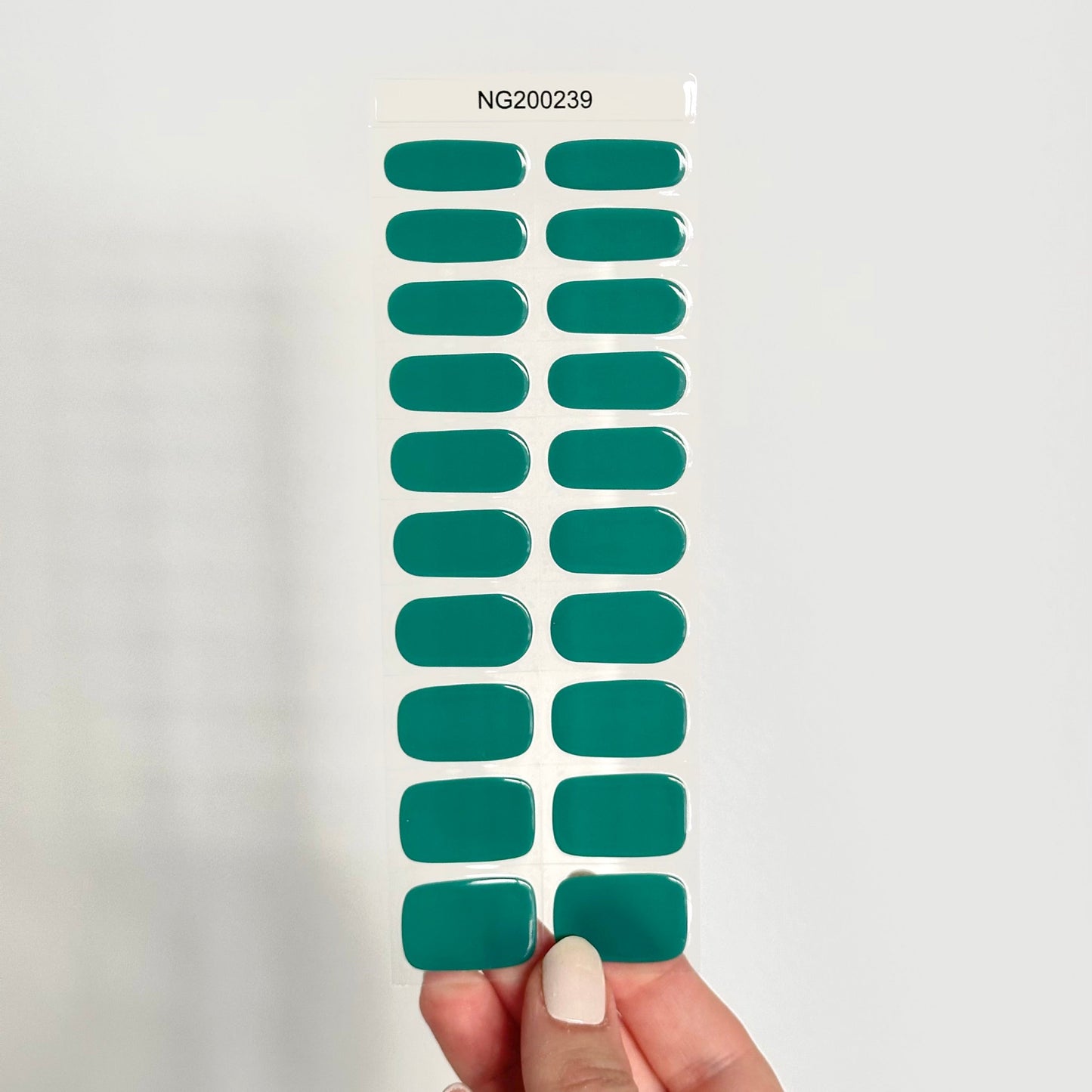 Diepe, rijke Emerald Green gellakstickers voor een luxueuze en gedurfde statement manicure