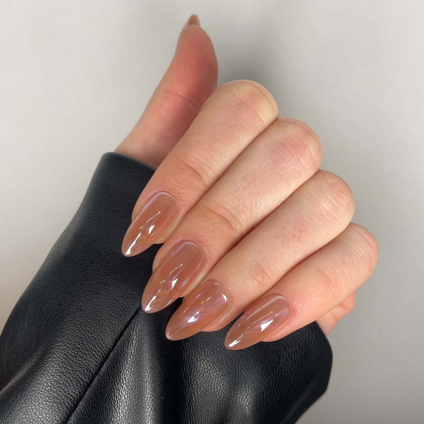 Lange almond nude press on nagels in een nude bruine kleur met een glazed finish voor een subtiele en luxe uitstraling