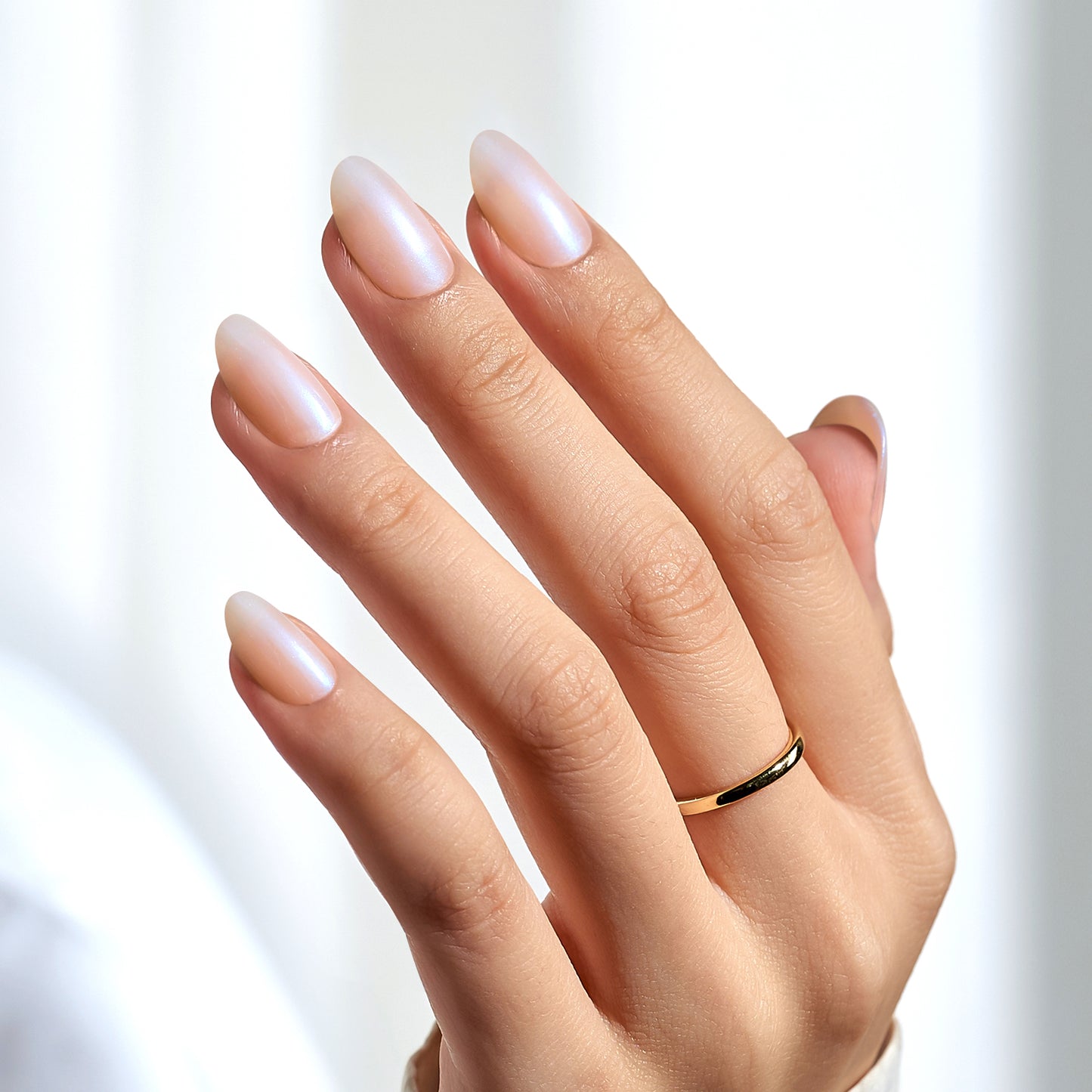 Witte ovale press on nagels met een subtiele shimmer