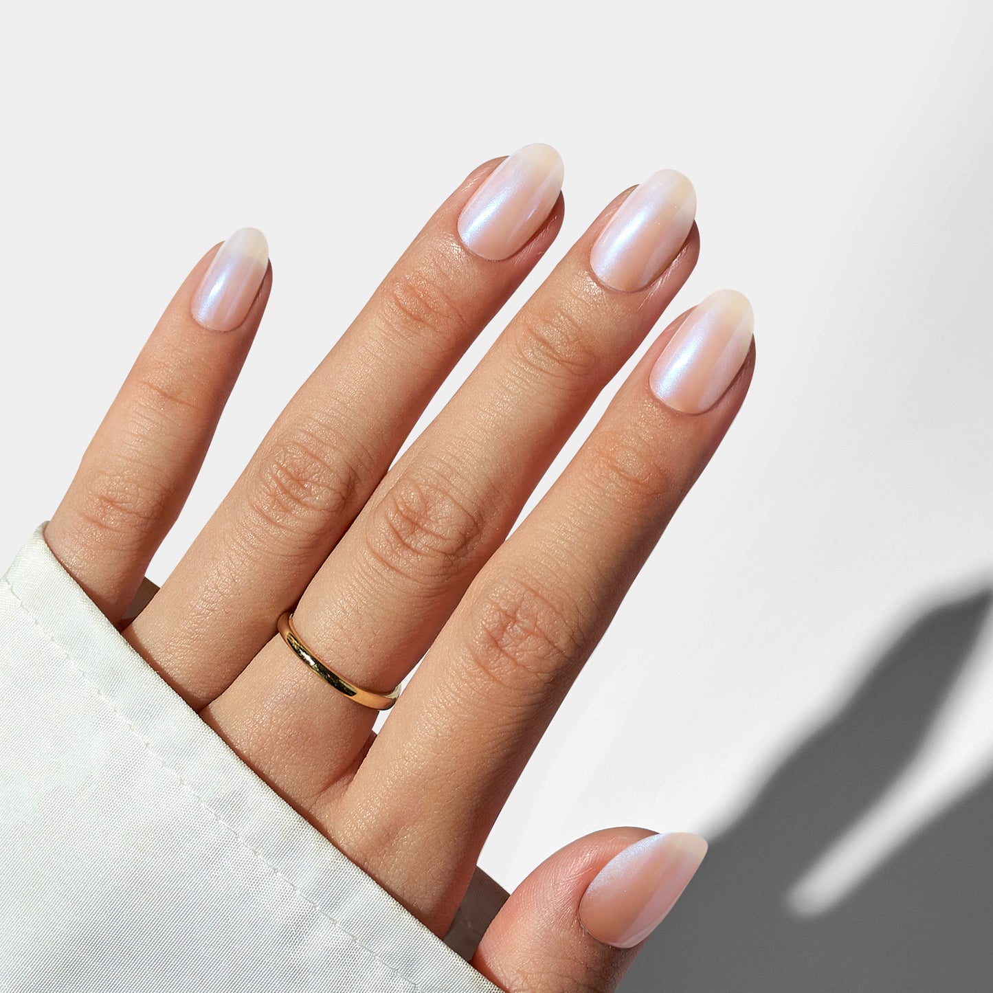 Witte ovale press on nagels met een subtiele shimmer
