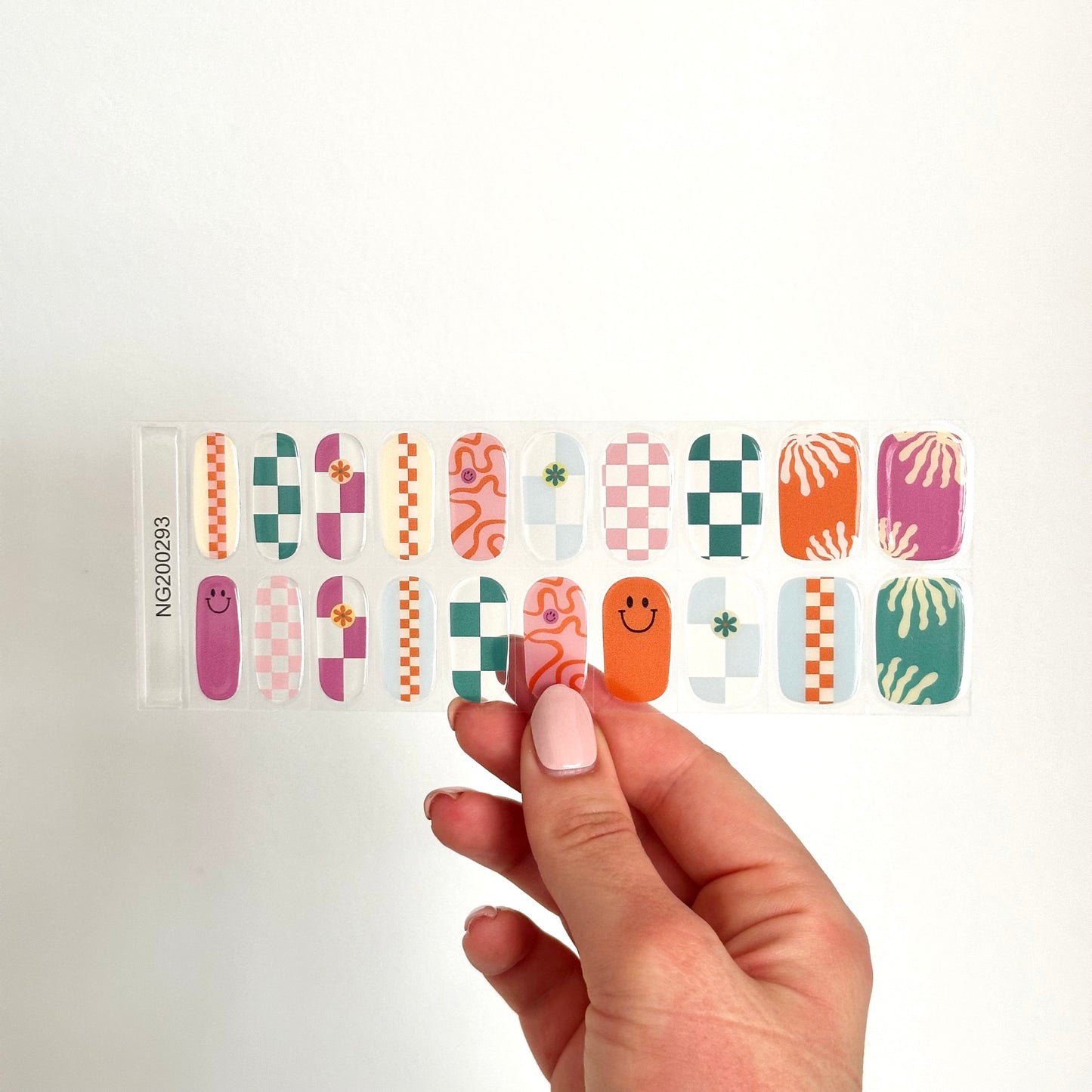 Gellaksticker met gedurfde kleuren en opvallende patronen met gedeeltelijke transparantie, de kleuren roze, oranje en zacht groen