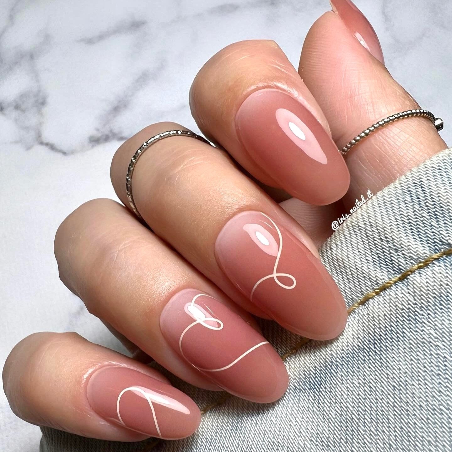 Gellakstickers met een nude roze/bruinige basis en subtiele witte hartvormige swirls