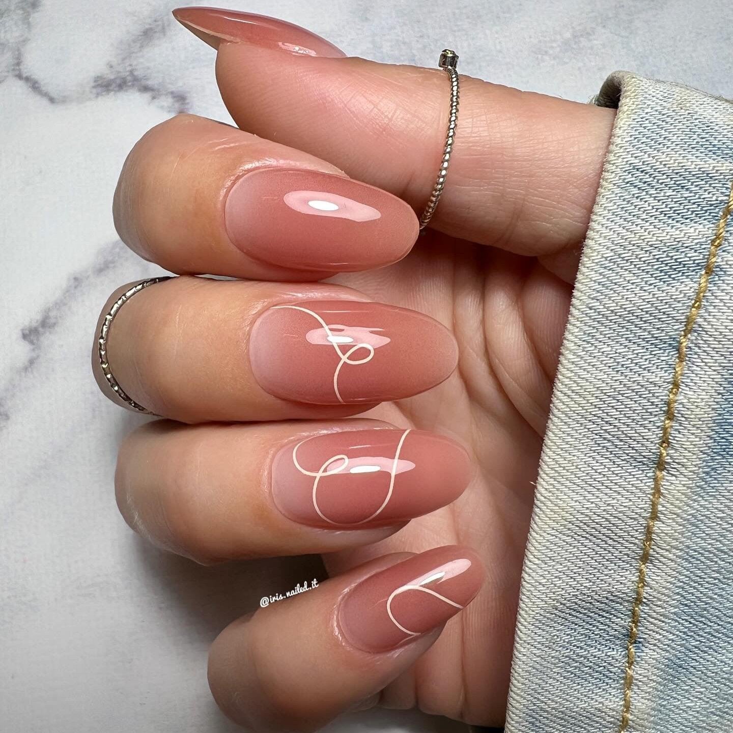 Gellakstickers met een nude roze/bruinige basis en subtiele witte hartvormige swirls