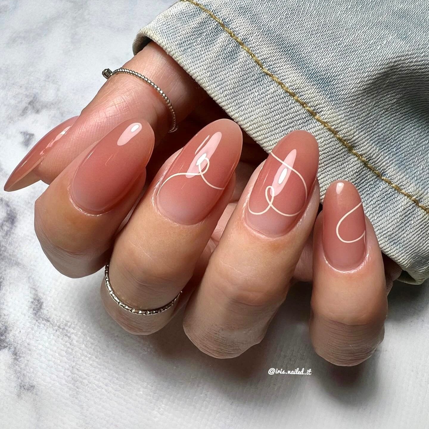 Gellakstickers met een nude roze/bruinige basis en subtiele witte hartvormige swirls