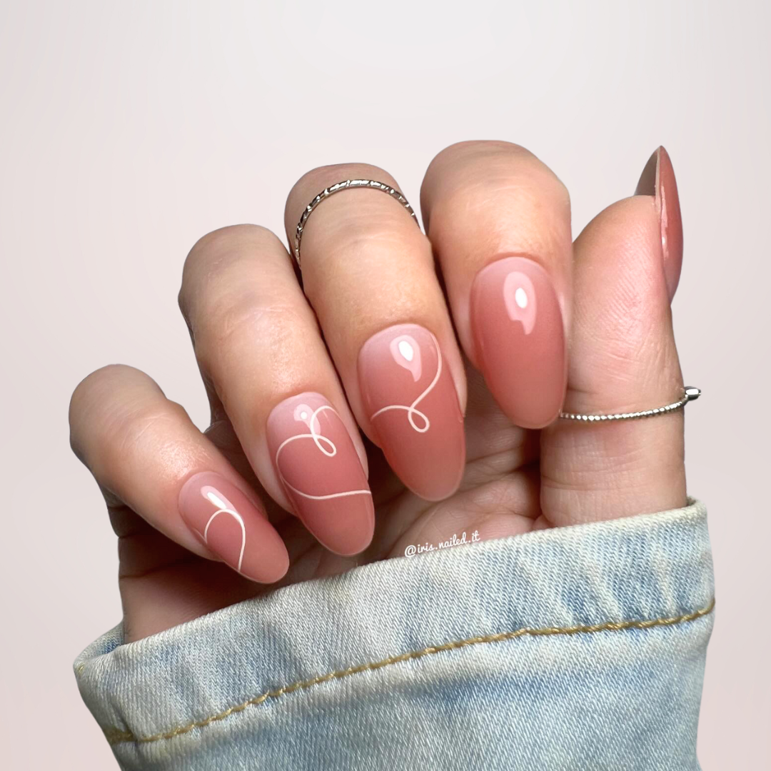 Gellakstickers met een nude roze/bruinige basis en subtiele witte hartvormige swirls