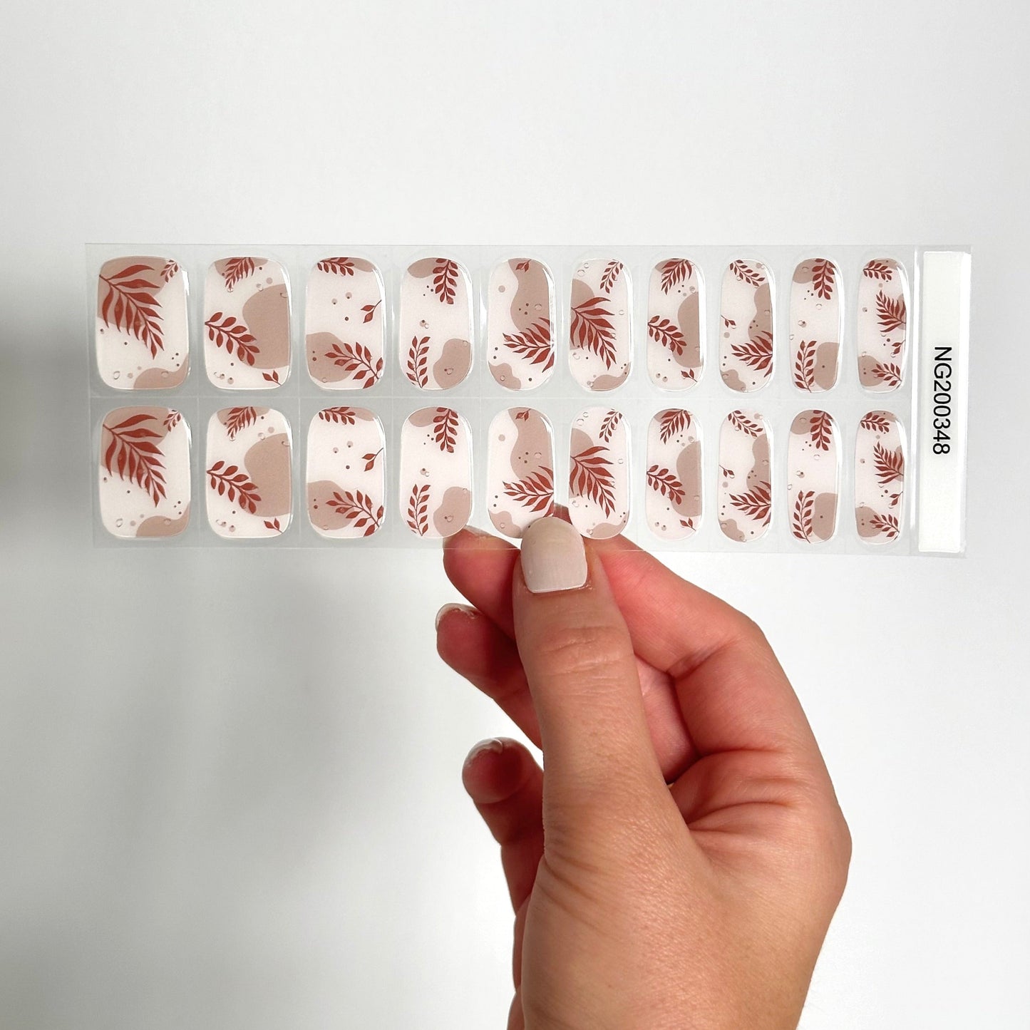 Nude beige gellakstickers met bruine bladeren, voor een verfijnde herfstmanicure
