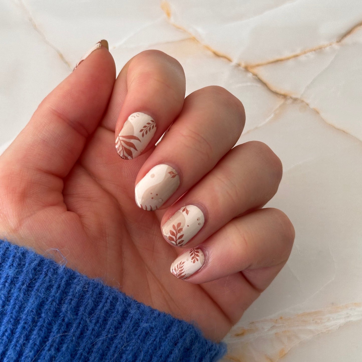 Nude beige gellakstickers met bruine bladeren, voor een verfijnde herfstmanicure