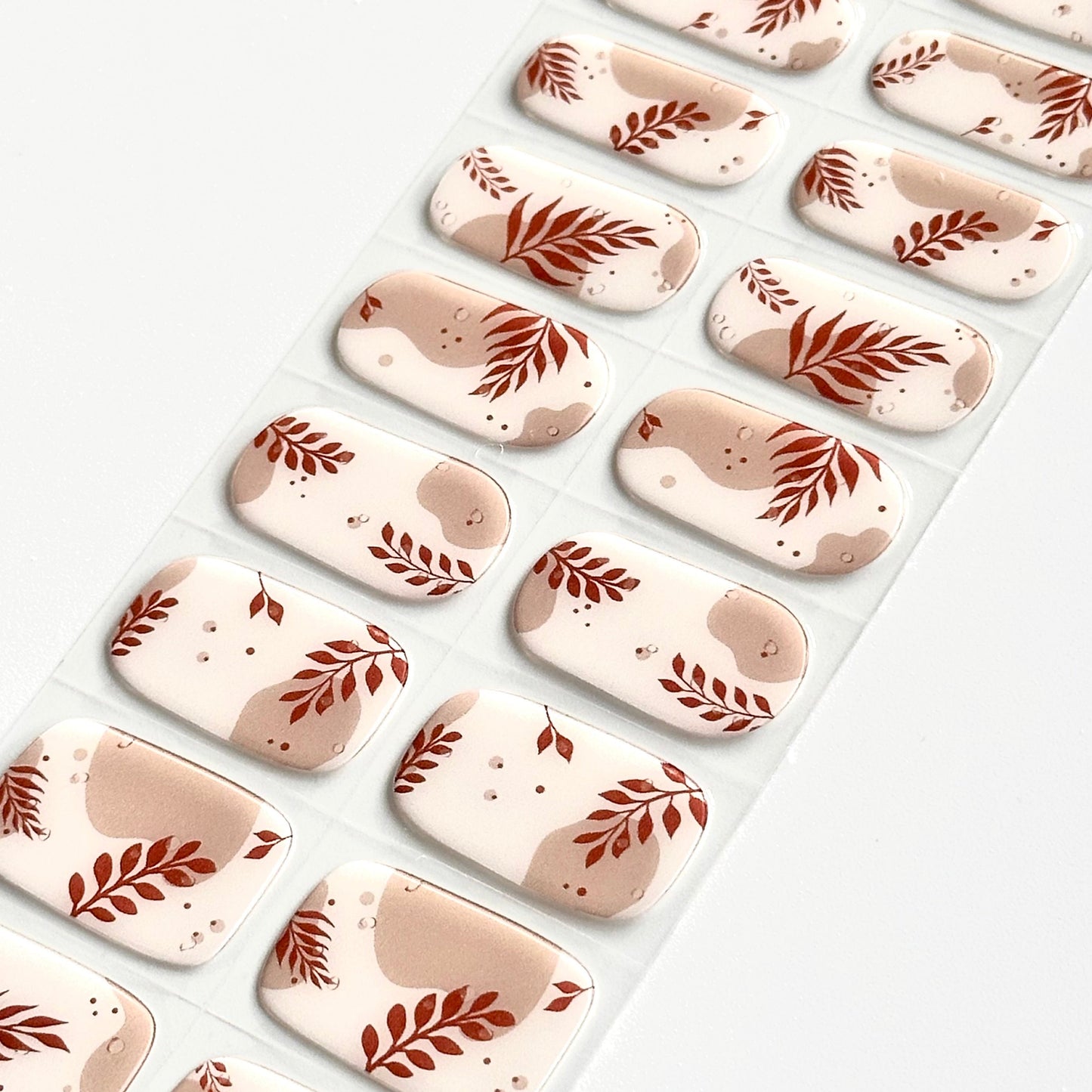 Nude beige gellakstickers met bruine bladeren, voor een verfijnde herfstmanicure