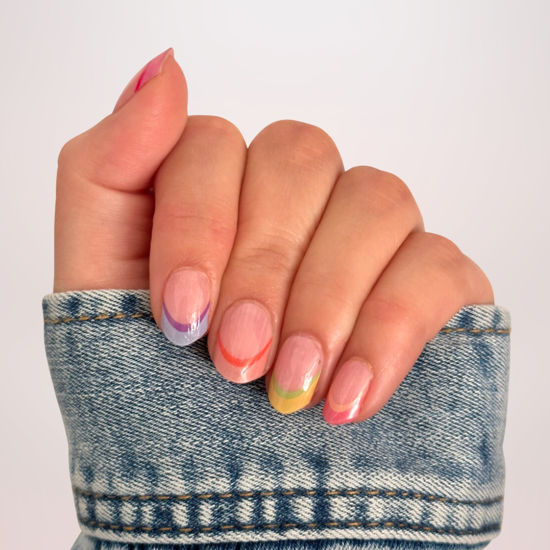 French manicure gellakstickers met transparante basis en pastelgekleurde tips voor een moderne, kleurrijke twist