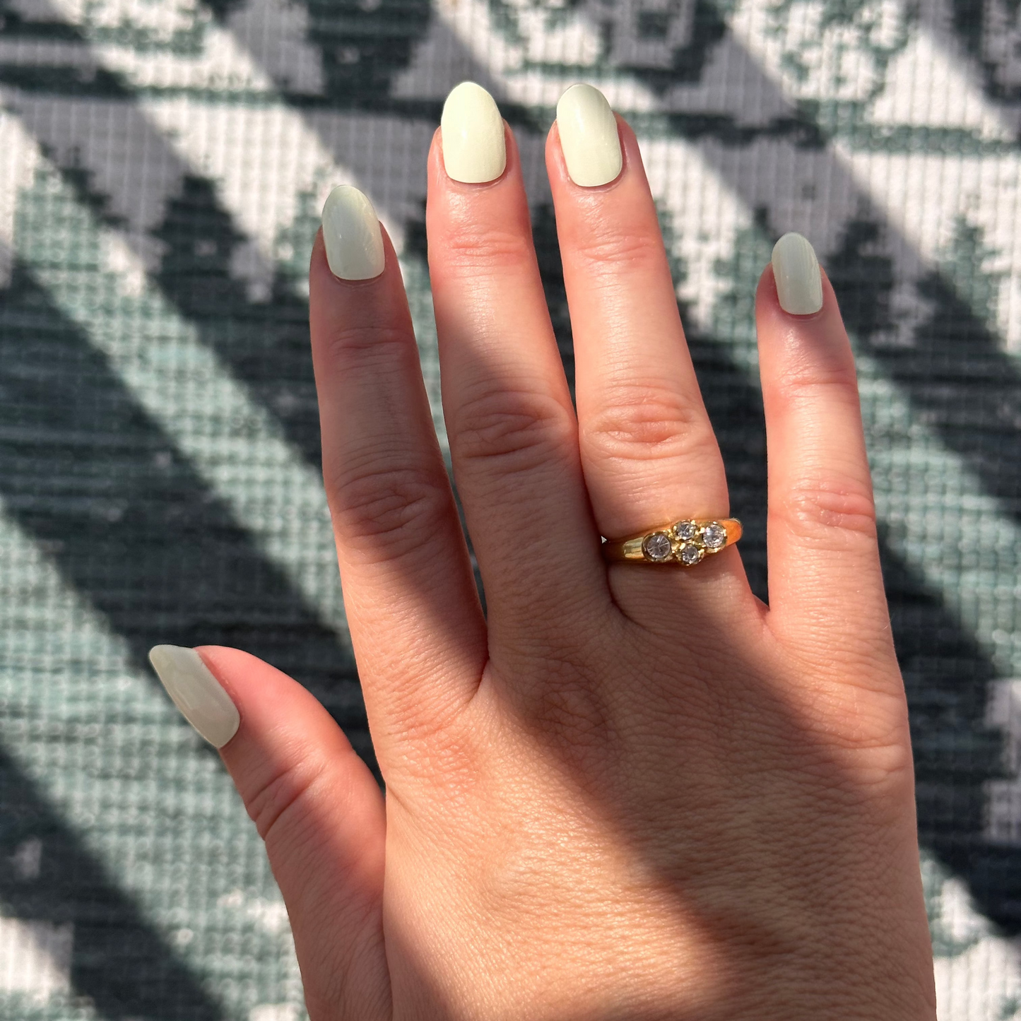 Effen pastel groene gel nagelstickers voor een rustige, verfijnde manicure, ideaal voor lente en zomer
