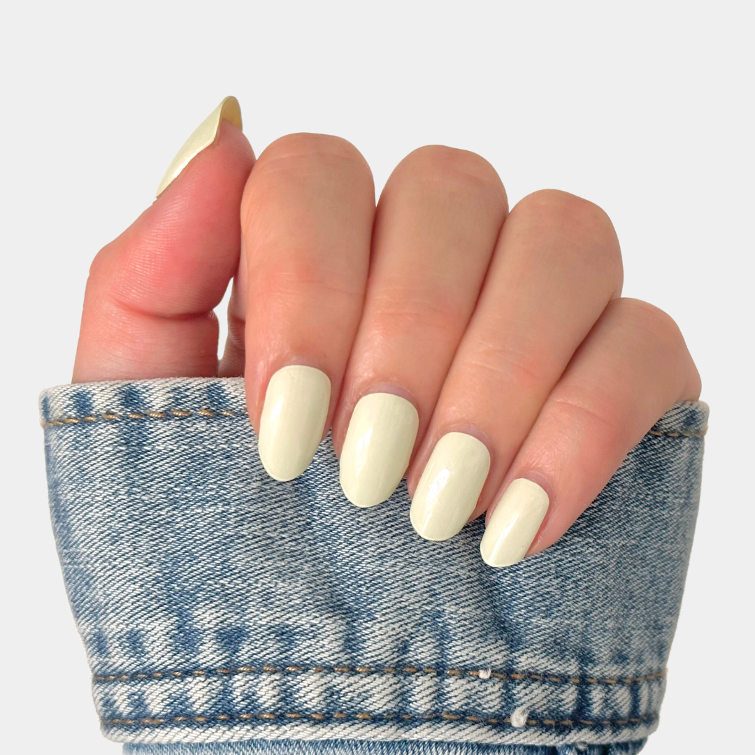 Effen pastel groene gel nagelstickers voor een rustige, verfijnde manicure, ideaal voor lente en zomer