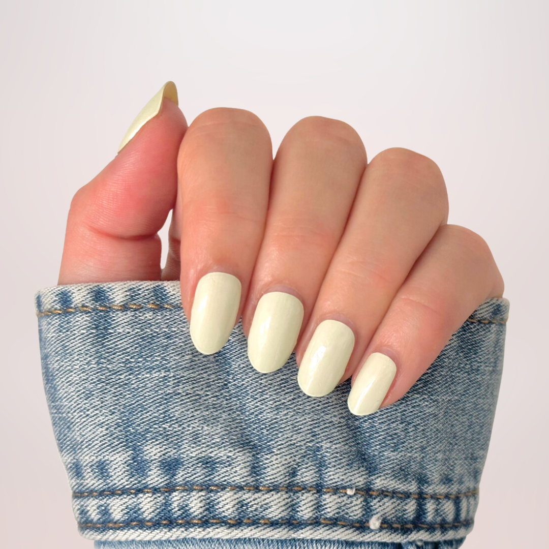 Effen pastel groene gel nagelstickers voor een rustige, verfijnde manicure, ideaal voor lente en zomer