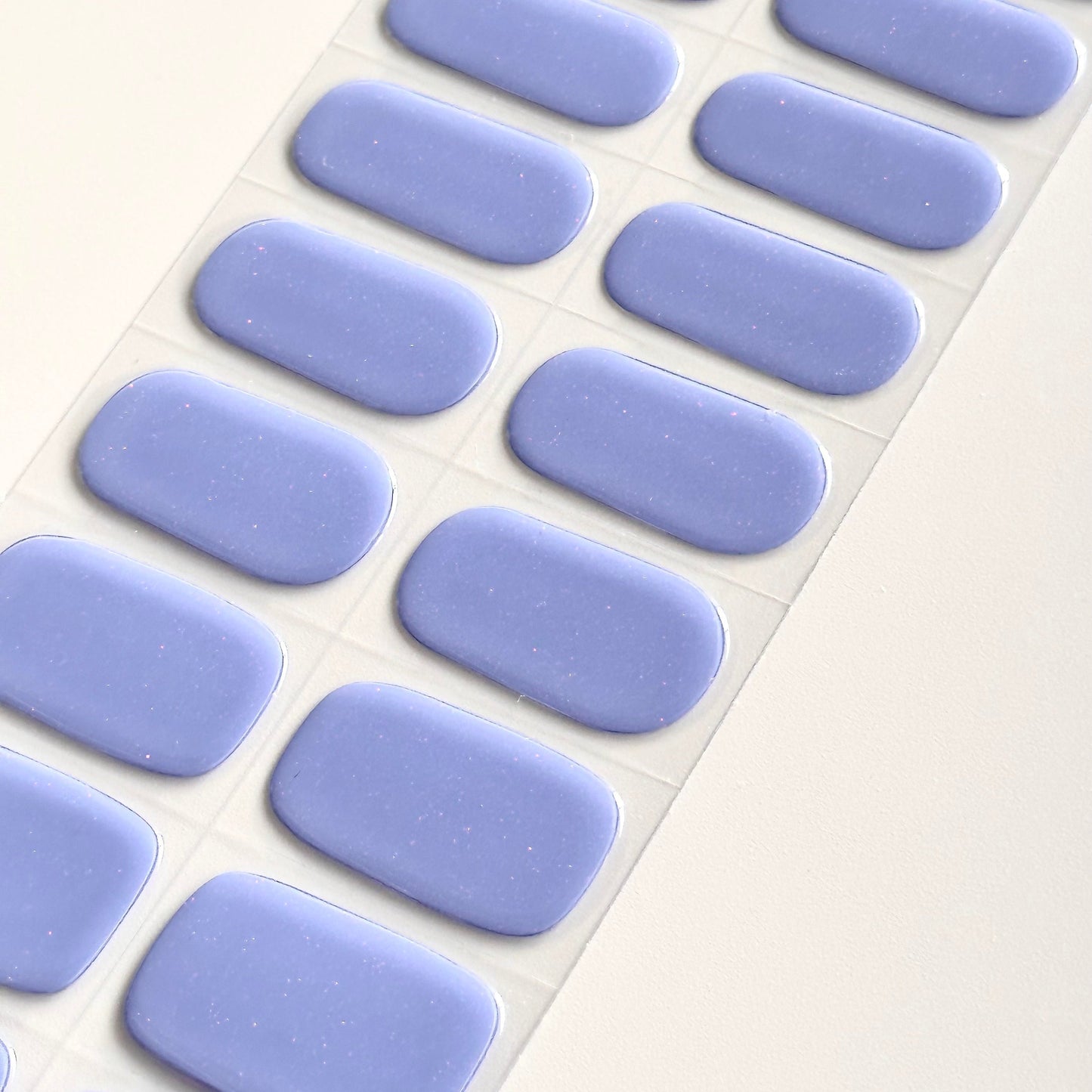 Effen periwinkle (blauw - lavendel kleurige) gellaksticker met hele subtiele glitter