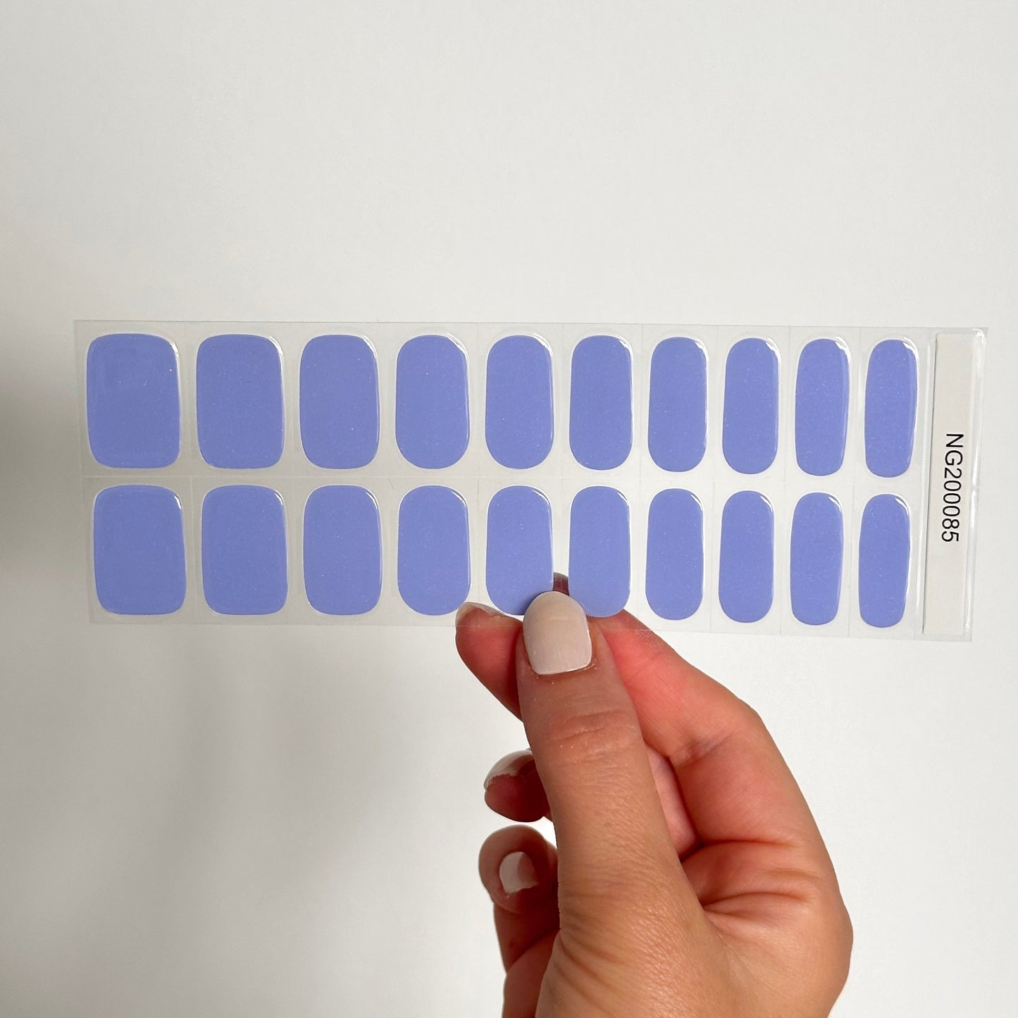Effen periwinkle (blauw - lavendel kleurige) gellaksticker met hele subtiele glitter