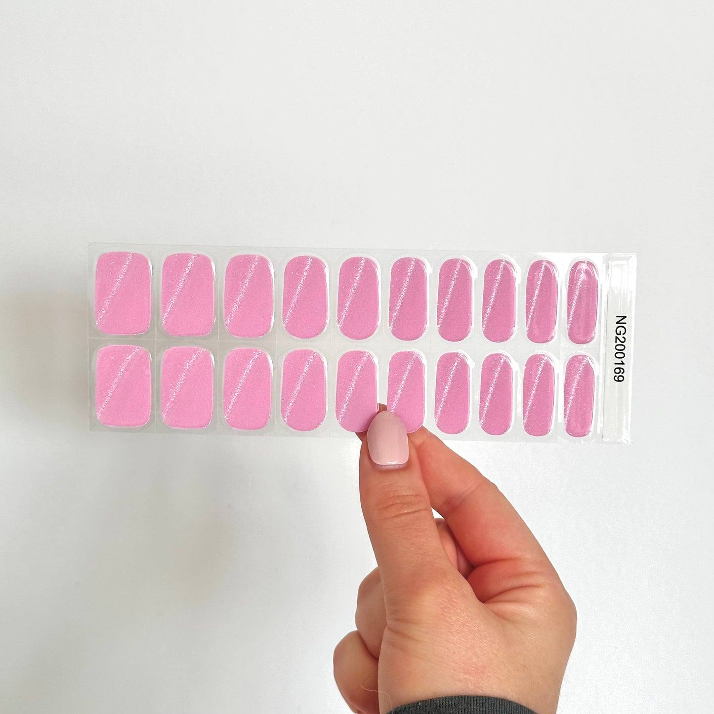 Roze gel nagelstickers met cat eye effect voor een fascinerende diepte en beweging met subtiele glitter