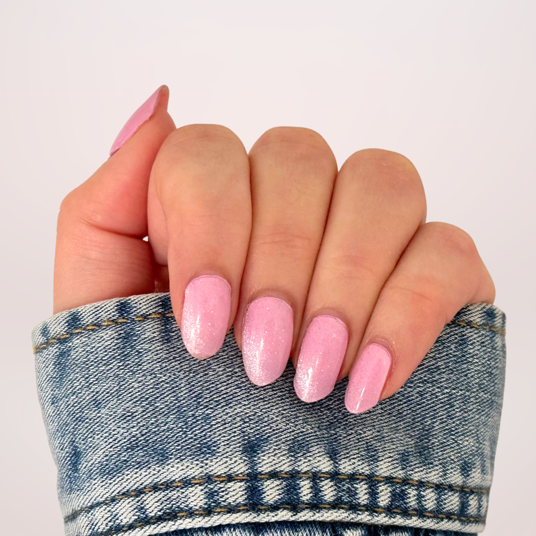 Roze gel nagelstickers met cat eye effect voor een fascinerende diepte en beweging met subtiele glitter