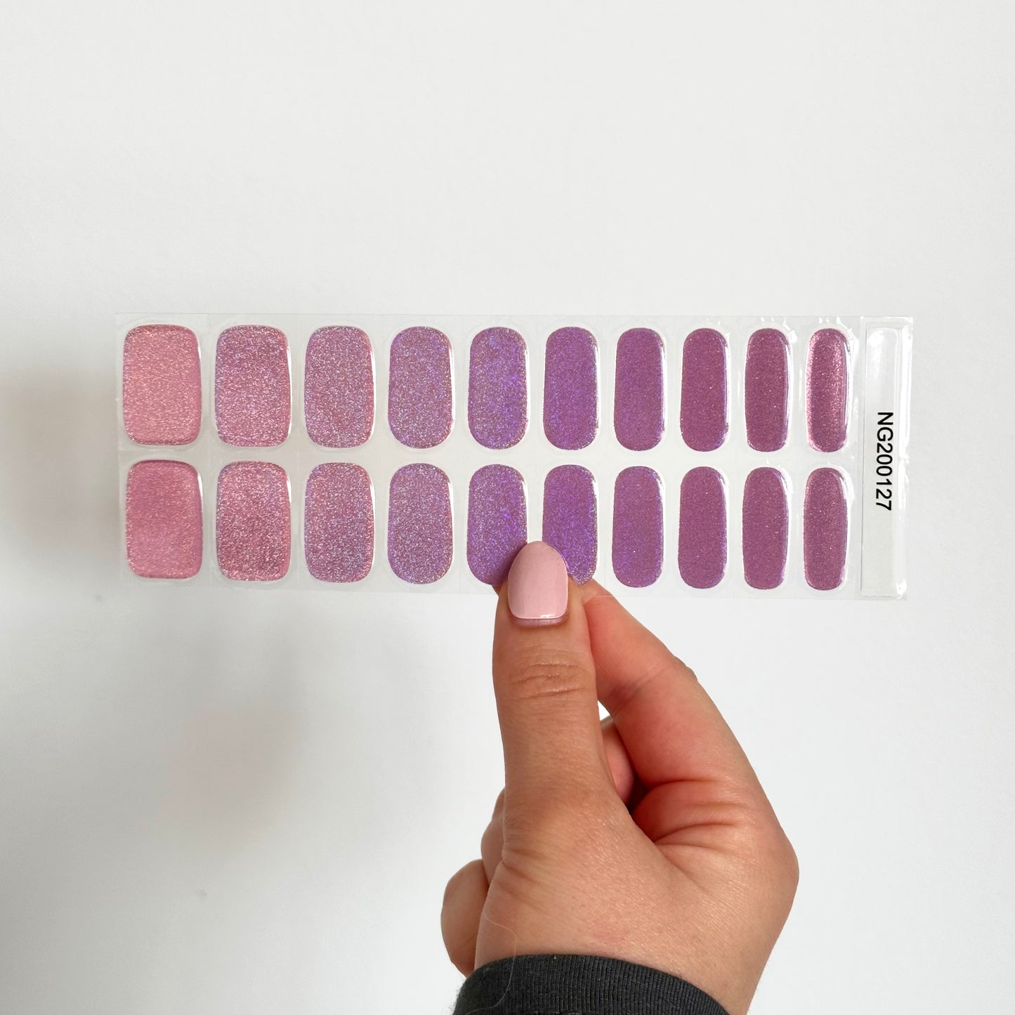 Roze/paarsige gellakstickers met holografische glitters voor een sprankelende manicure met een betoverend effect