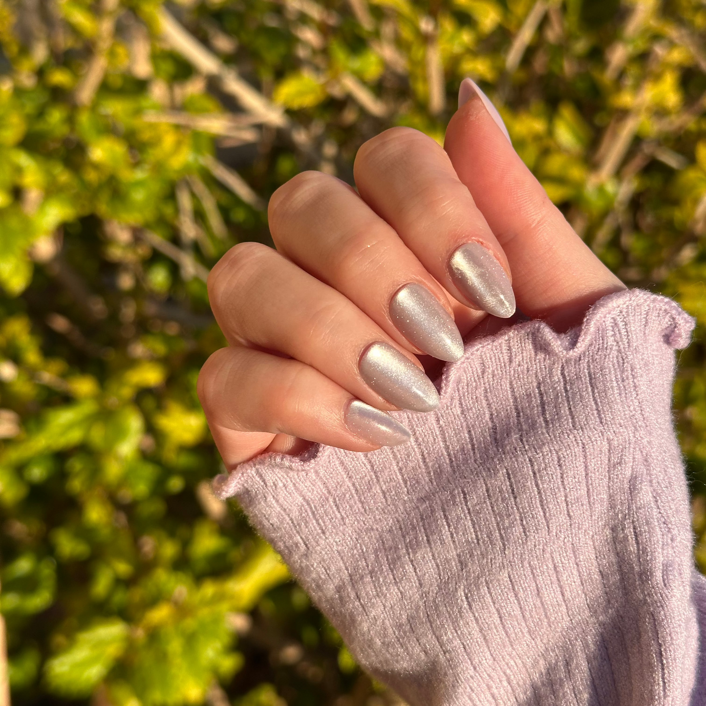 Ovale cat eye press-on nagels met een diepgekleurde basis en een magnetisch glanseffect dat met het licht beweegt.