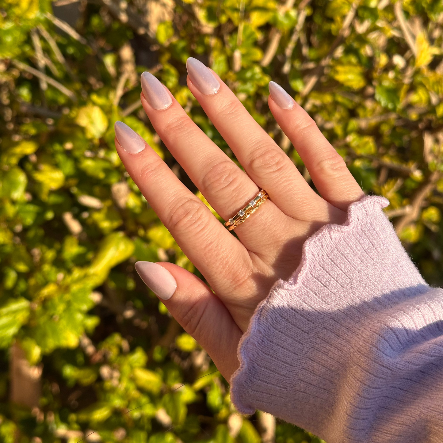 Ovale cat eye press-on nagels met een diepgekleurde basis en een magnetisch glanseffect dat met het licht beweegt.