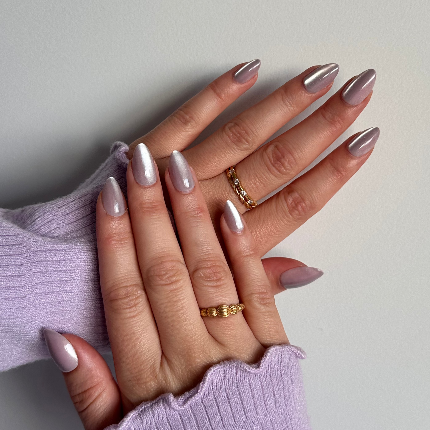 Ovale cat eye press-on nagels met een diepgekleurde basis en een magnetisch glanseffect dat met het licht beweegt.