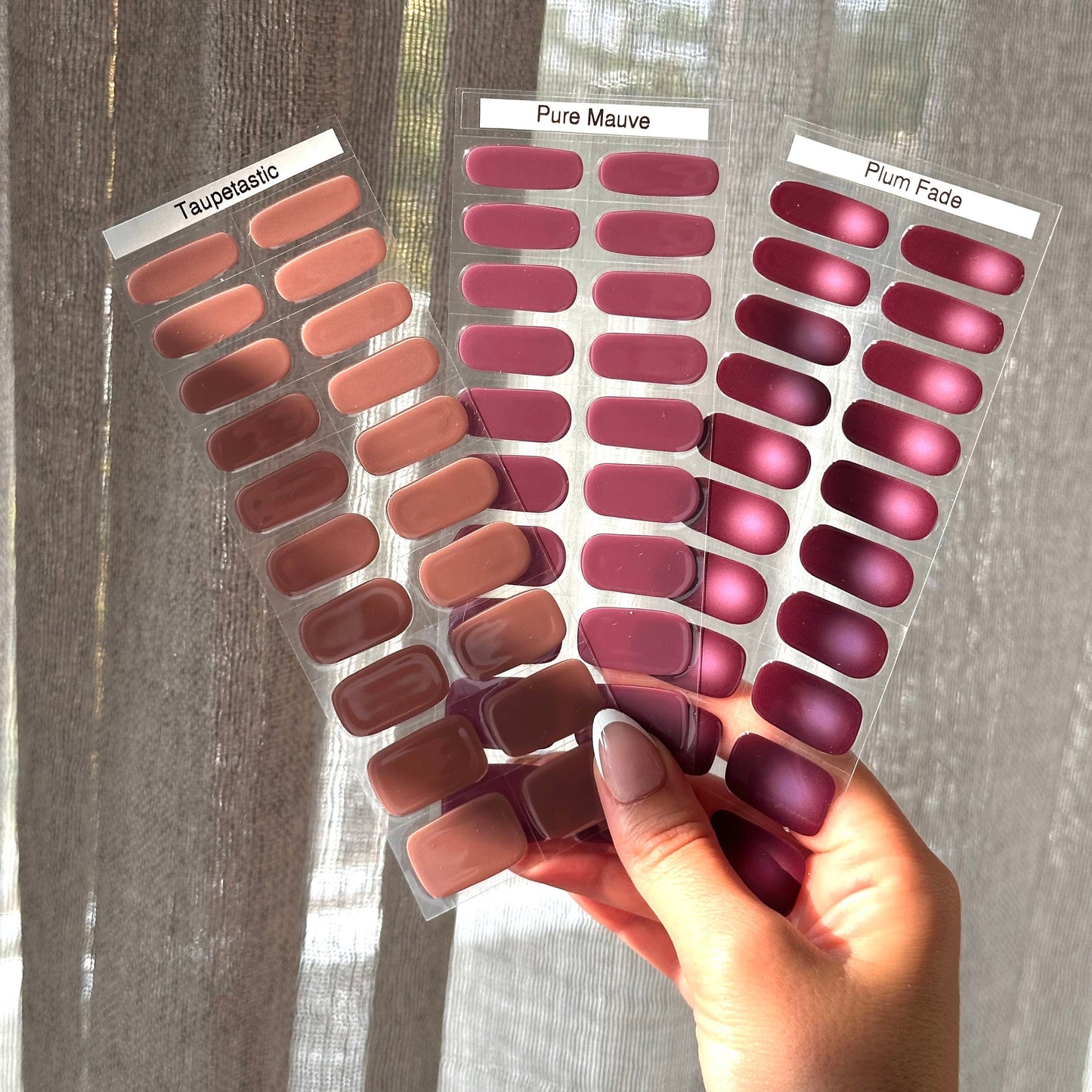 Aura-stijl gellakstickers in diep donkerpaars aubergine kleur met een lichtere aura