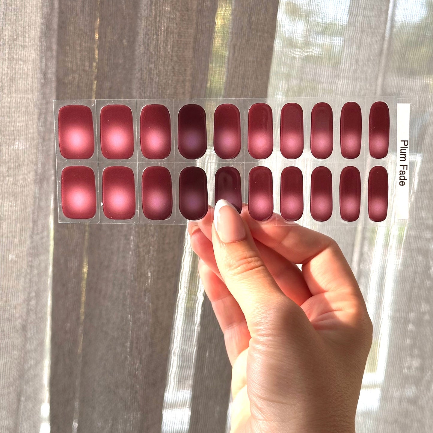 Aura-stijl gellakstickers in diep donkerpaars aubergine kleur met een lichtere aura