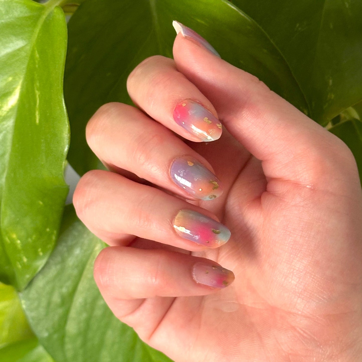 semi-transparante gellakstickers in marble-effect, met lichte kleuren (roze,blauw,oranje,paars) en subtiele gouden details