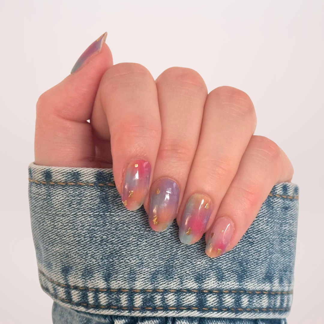 semi-transparante gellakstickers in marble-effect, met lichte kleuren (roze,blauw,oranje,paars) en subtiele gouden details