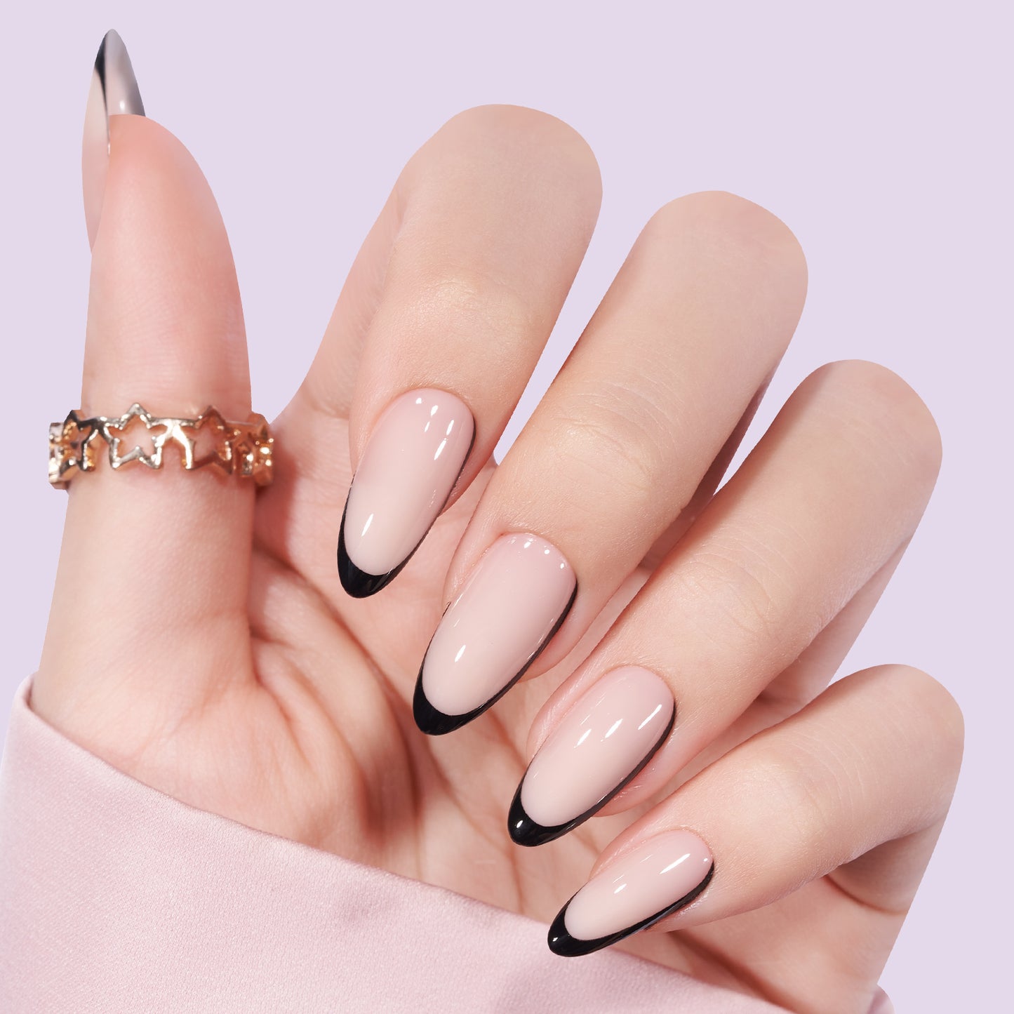 Lange almond press on nagels met in plaats van een witte tip een zwarte tip. De zwarte tip loopt aan 1 zijkant van de nagel door