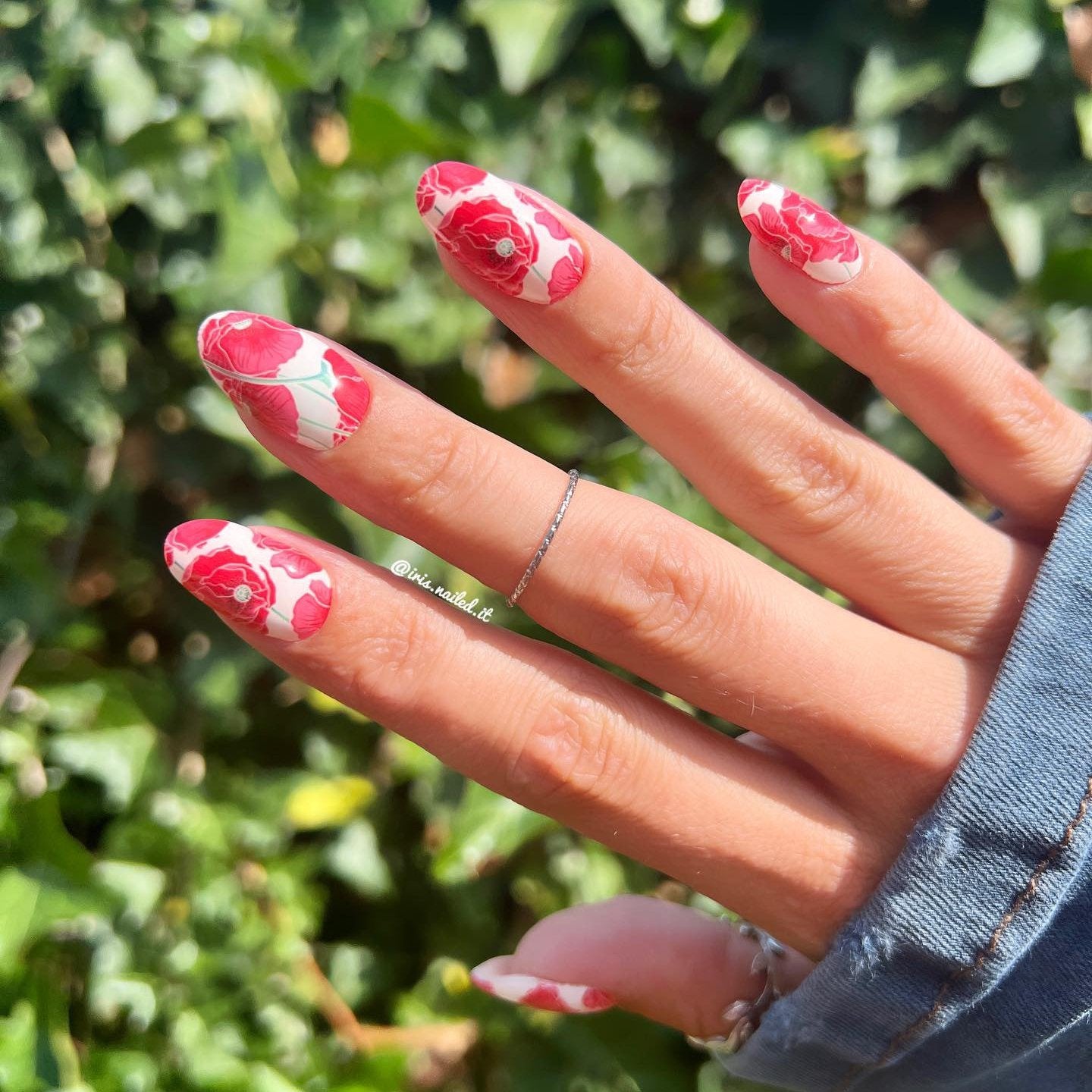 gellakstickers met grote rode rozen met in het midden van de roos een subtiele zilveren glitter detail