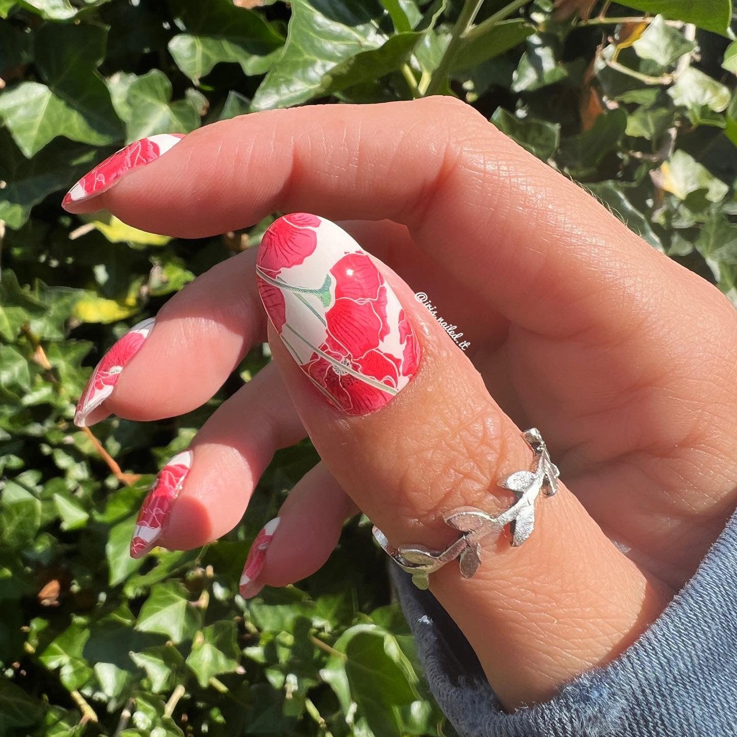 gellakstickers met grote rode rozen met in het midden van de roos een subtiele zilveren glitter detail