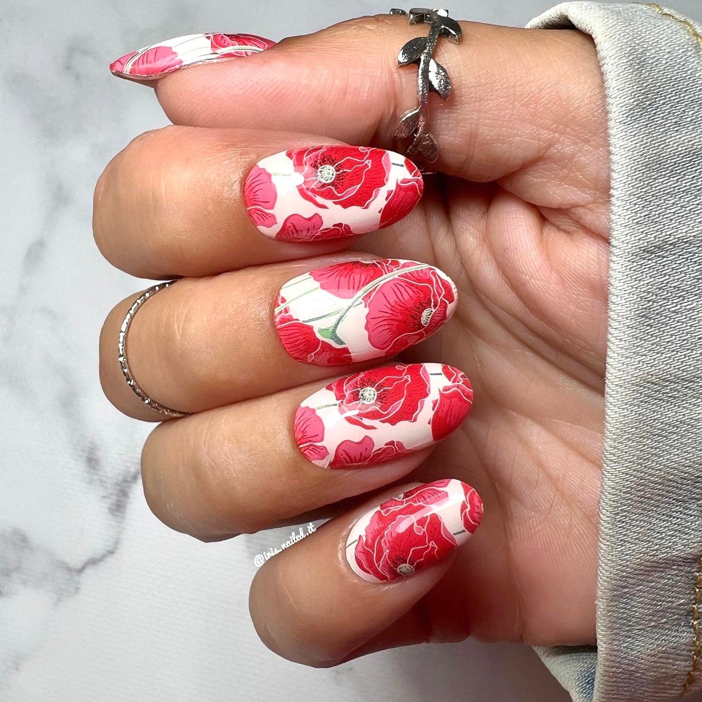 gellakstickers met grote rode rozen met in het midden van de roos een subtiele zilveren glitter detail