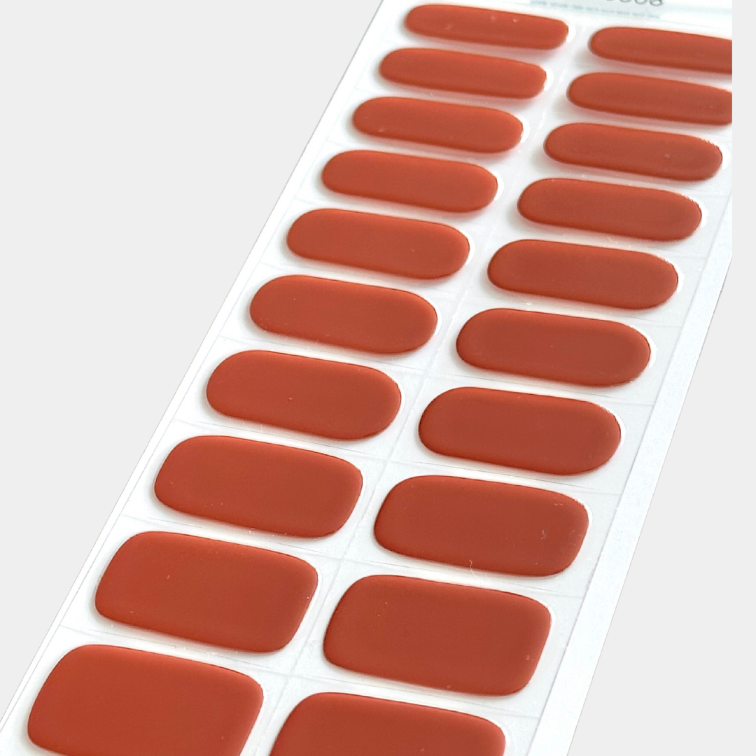 Effen roestbruinige gellakstickers, ideaal voor een herfstige manicure die het hele jaar door gedragen kan worden