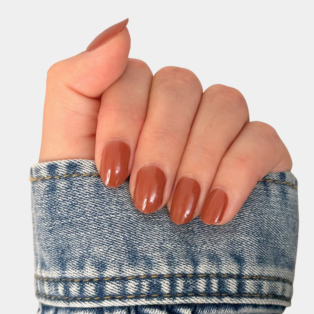 Effen roestbruinige gellakstickers, ideaal voor een herfstige manicure die het hele jaar door gedragen kan worden