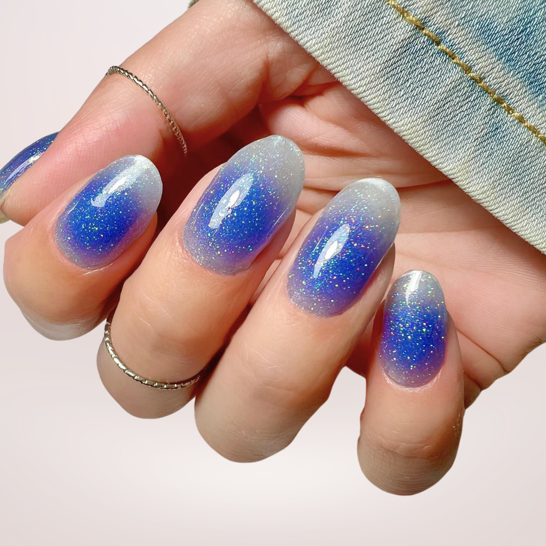 semi-transparante gel nagelstickers met een aura blauwe overgang met glitters voor een gedurfde, elegante manicure