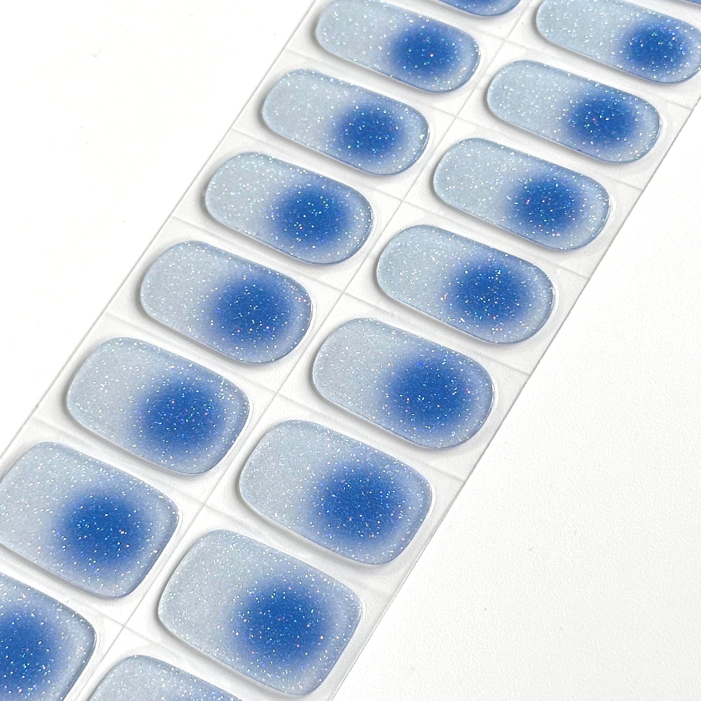 semi-transparante gel nagelstickers met een aura blauwe overgang met glitters voor een gedurfde, elegante manicure